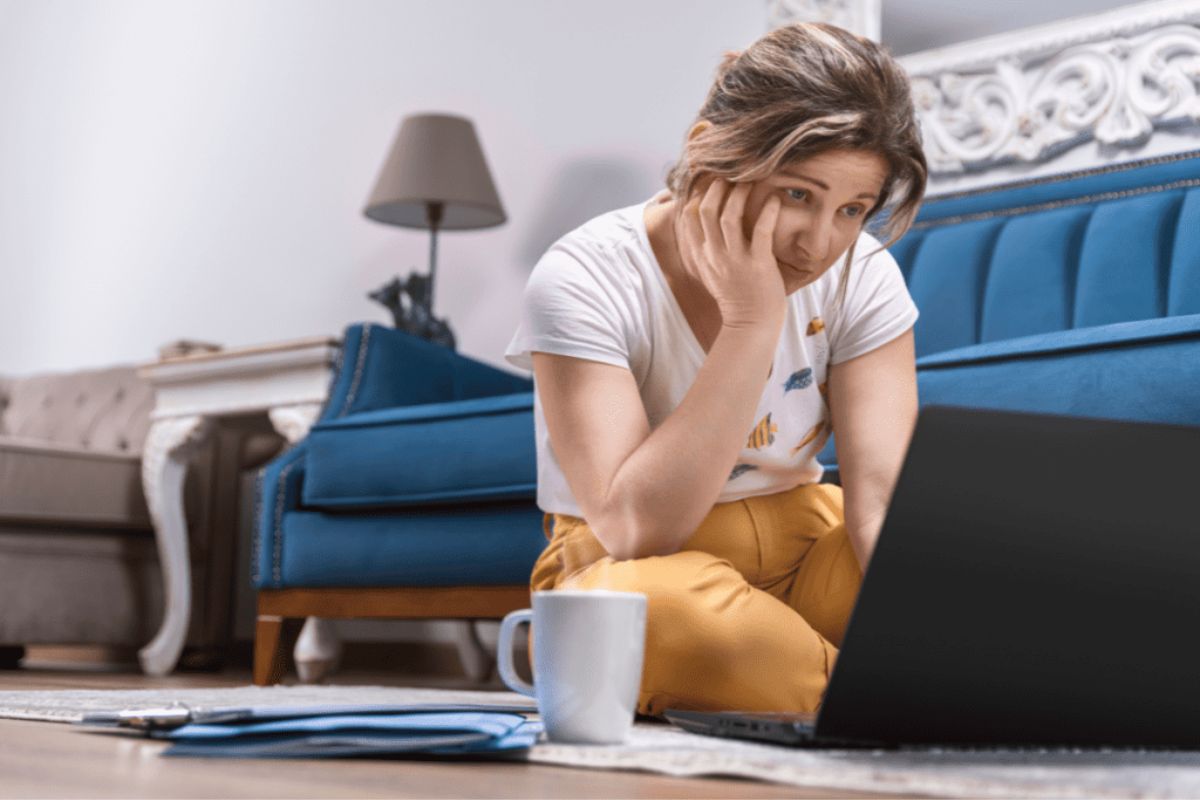 ideális munkatárs - nő laptop előtt ül