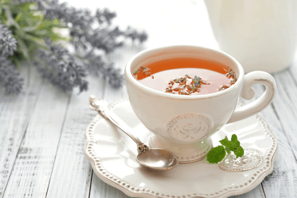 gyógyteák a lelki egészségért- Gőzölgő tea egy porcelán csészében.