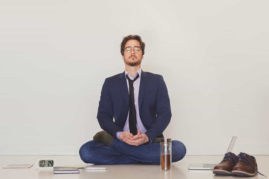 FOMO pszichológiája -Meditáló férfi
