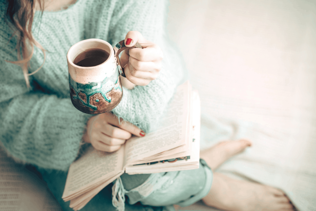 olvasás mint énidő - Olvasás egy nyugodt kávé mellett.
