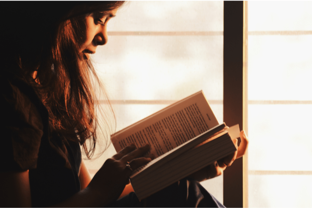 olvasás mint énidő - Fiatal nő olvas