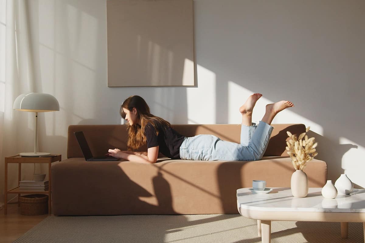 Fiatal nő a nappaliban olvas