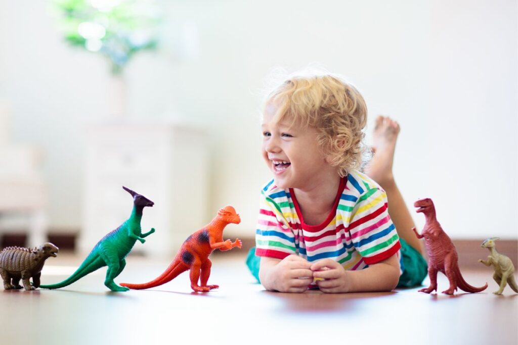 képzeletbeli barát - kisfiú dinókkal játszik