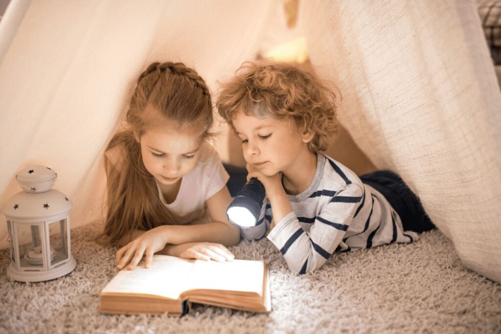 képzeletbeli barát - gyerekek olvasnak zseblámpával