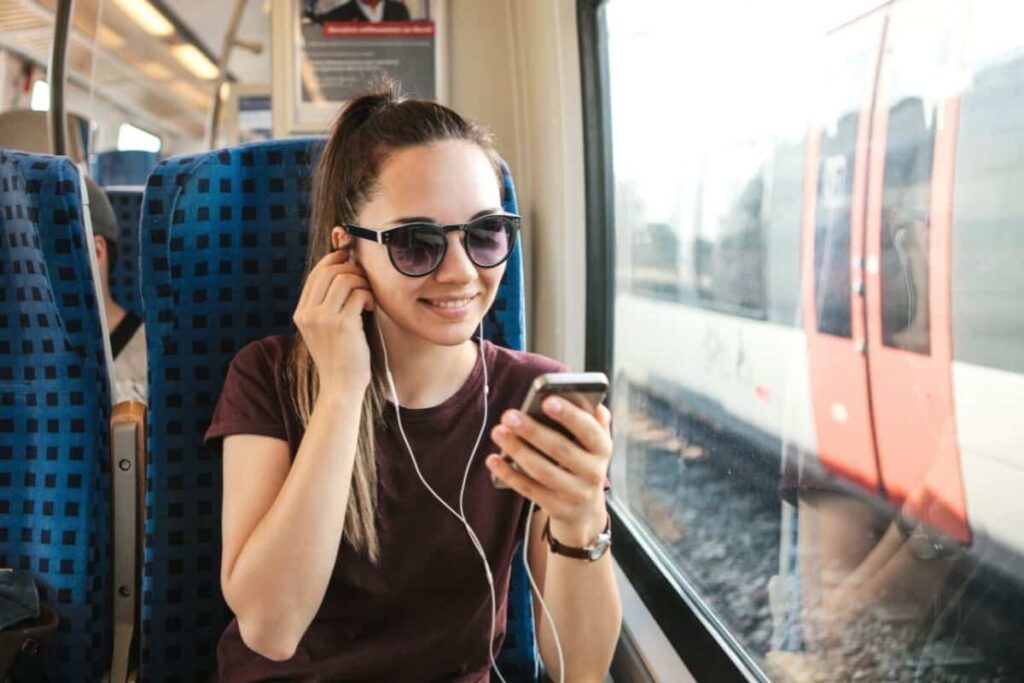 miért hallgassunk podcastokat a vonaton