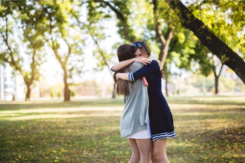 társas támasz pszichológiája - lányok ölelik egymást