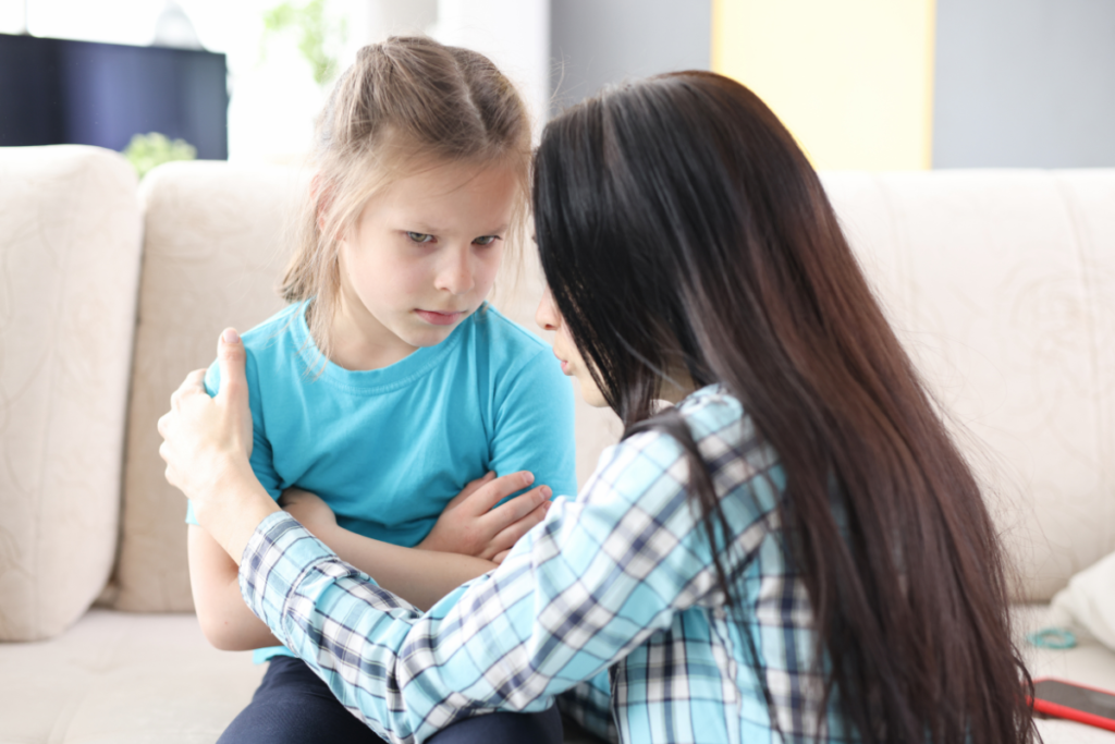bocsánatkérés 5 nyelve - kislány megsértődve az édesanyjával