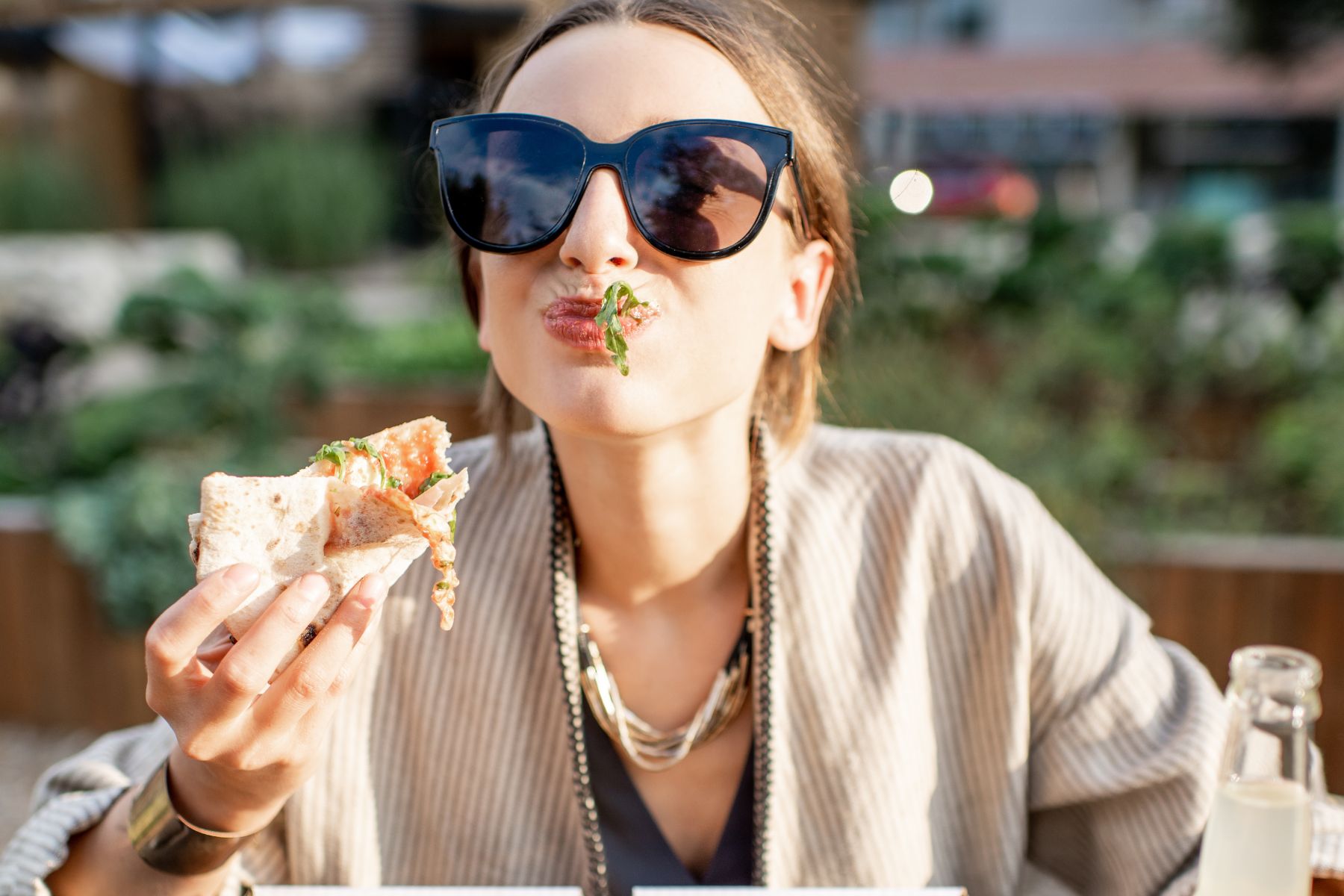 intuitív evés nő boldogan pizzát eszik