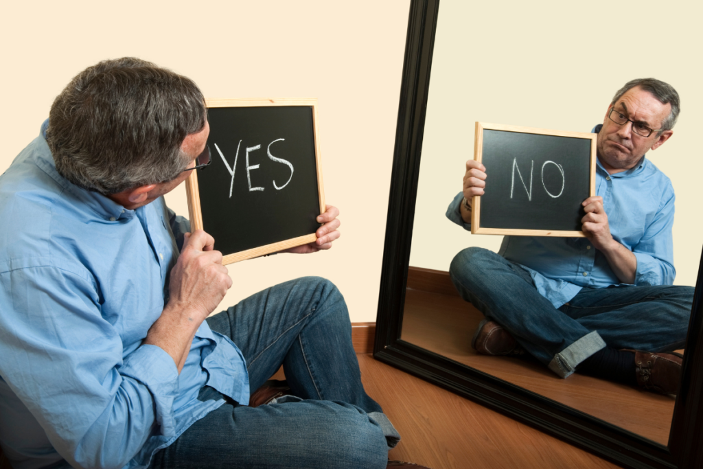 kommunikációs stílusok - férfi a tükörben néz egy táblát
